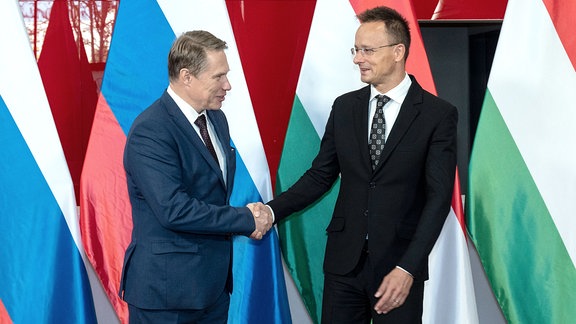 Der ungarische Außen- und Handelsminister Peter Szijjarto (rechts) empfängt den russischen Gesundheitsminister Mikhail Murashko.