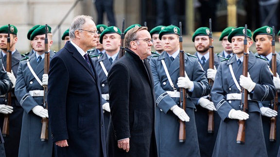 Verteidigungsminister Pistorius vor Ehrenformation bei Gelöbnis von Bundeswehr-Rekruten in Hannover 2024