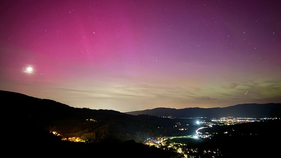 Polarlichter erscheinen über dem Dreisamtal im Schwarzwald bei Freiburg.