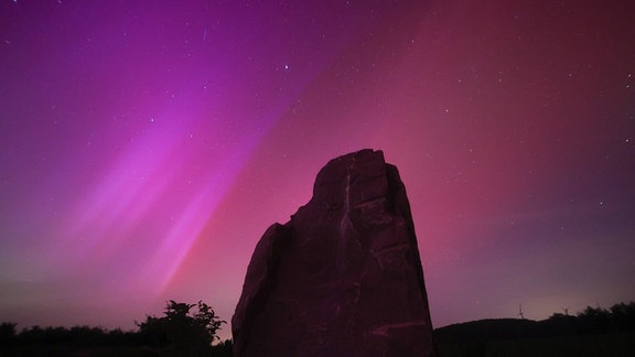 Milchstraße und Polarlicht am Himmel über Striegistal im Kreis Mittelsachsen 