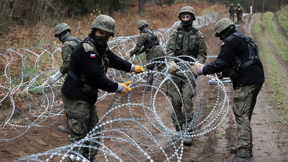 Polnische Soldaten installieren Stacheldraht entlang der polnischen Grenze zur russischen Exklave Kaliningrad. 