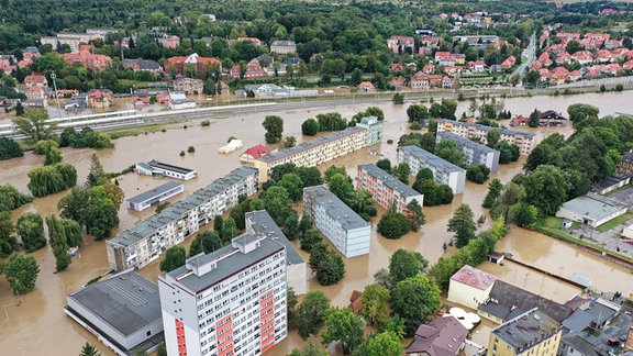 Ein mit einer Drohne aufgenommenes Foto zeigt die überflutete niederschlesische Kleinstadt im Südwesten Polens