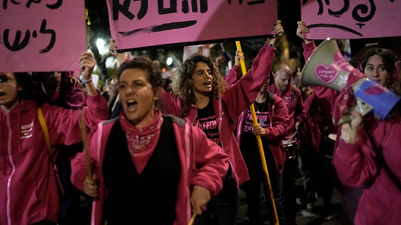 Menschen halten Plakate während einer Demonstration, um die Freilassung israelischer Geiseln der palästinensischen Terrororganisation Hamas zu fordern.