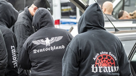 Teilnehmer werden von Polizisten vor dem Veranstaltungsgelände Hotel Neisseblick an der Grenze zu Polen kontrolliert. 