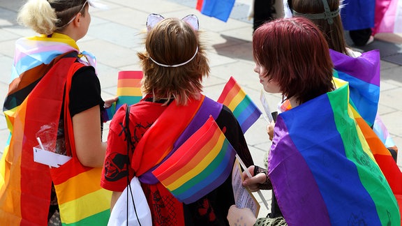 Teilnehmer des CSD in der Erfurter Innenstadt.