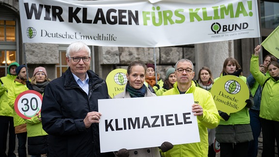 Jürgen Resch (l-r), Bundesgeschäftsführer der Deutschen Umwelthilfe (DUH), Franziska Heß, Rechtsanwältin und Prozessvertreterin, und Olaf Bandt.