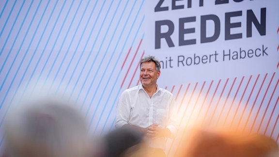 Robert Habeck (Bündnis 90/Die Grünen), Bundesminister für Wirtschaft und Klimaschutz, spricht bei einem Bürgerdialog «Zeit zum Reden» in seinem Ministerium mit den Teilnehmenden.