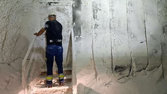 Raimund Bartel auf einer Treppe im Salzbergwerk Bernburg