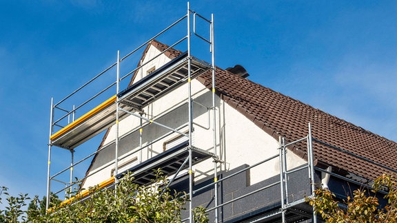 Gerüstbau und Wärmedämmung am Einfamilienhaus.