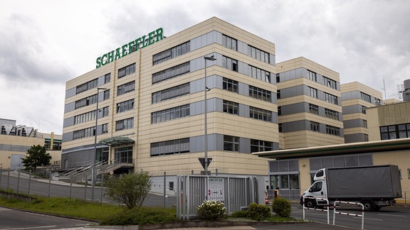 Der Schriftzug "Schaeffler" auf dem Dach eines Gebäudes am Firmensitz des Auto- und Industriezulieferer Unternehmens.