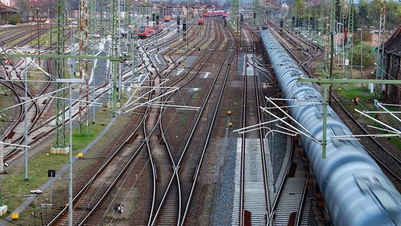  Blick auf Bahngleise und Weichen an einer elektrifizierten Bahnstrecke