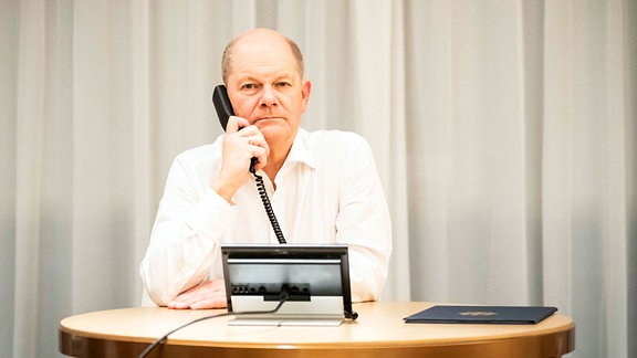 Bundeskanzler Olaf Scholz (SPD) nimmt an einer Telefonschaltkonferenz mit den Staats- und Regierungschefs der G7 Staaten teil.