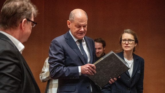 Bundeskanzler Olaf Scholz (M, SPD), kommt als Zeuge vor dem Afghanistan-Untersuchungsausschuss des Bundestages.