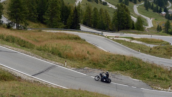 Die Serpentinen des Grödner-Jochs in den italienischen Dolomiten