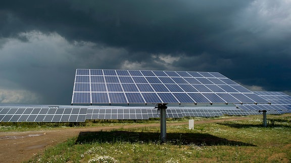 Blick über ein Solarfeld.