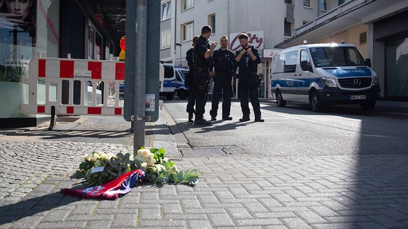 Polizisten sperren nach Messerangriff in Solingen den Tatort ab