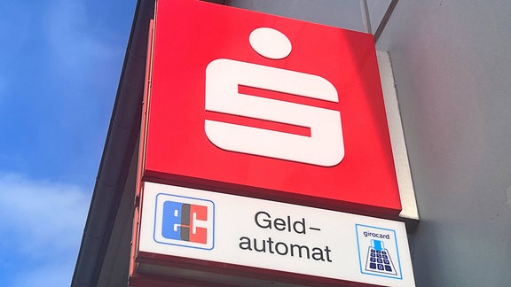 Schild Sparkasse mit Hinweis auf EC-Automat