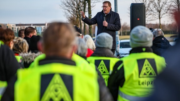 Dirk Schulze spricht mit den Streikenden vor dem Recycling-Betrieb SRW.