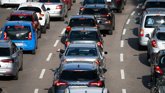 Autos stehen auf der Autobahn im Stau