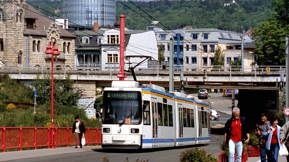 Straßenbahn und Intershop-Hochhaus in Jena.