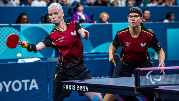 Paralympics, Paris 2024, Tischtennis, Doppel, WD14, Frauen, Viertelfinale, South Paris Arena 4, Stephanie Grebe (l) und Juliane Wolf aus Deutschland im Viertelfinalspiel gegen ein Team aus Frankreich.