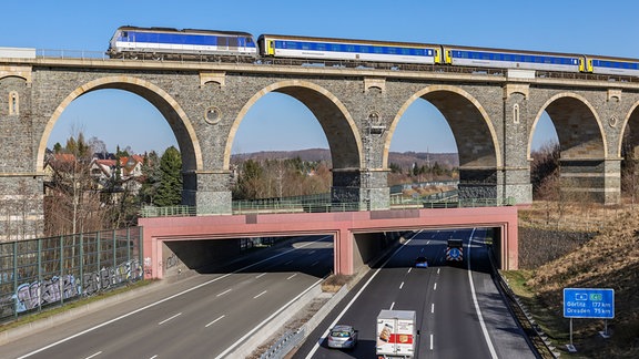 Ein Zug der Mitteldeutschen Regiobahn (MRB) überquert den Bahrebachmühlenviadukt über die A4.