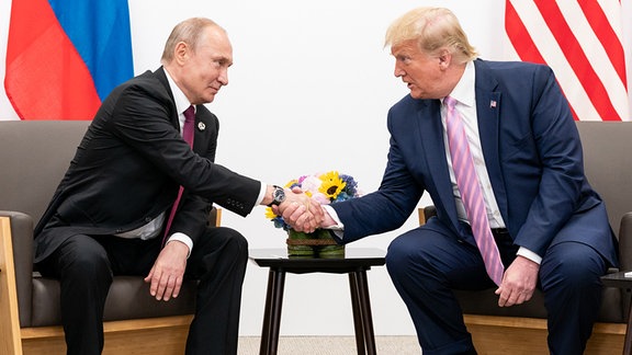 Donald Trump und Wladimir Putin schütteln sich bei Putin-Besuch im Weißen Haus am 28. Juni 2019 die Hand.