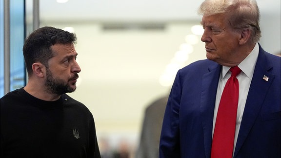 Der republikanische Präsidentschaftskandidat und ehemalige Präsident Donald Trump (r) trifft Wolodymyr Selenskyj, Präsident der Ukraine, im Trump Tower.