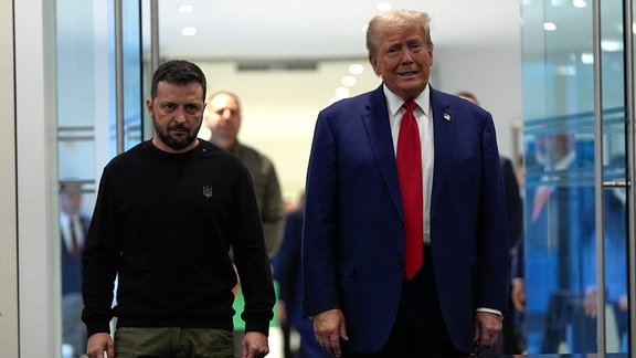 Der republikanische Präsidentschaftskandidat und ehemalige Präsident Donald Trump trifft sich am Freitag, 27. September 2024, im Trump Tower in New York mit dem ukrainischen Präsidenten Volodymyr Zelenskyy.