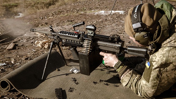 Ein Ukrainischer Soldat während einer Schießübung mit einem leichten Maschinengewehr