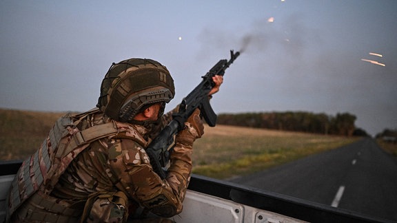 Ein Soldat schießt in die Luft.