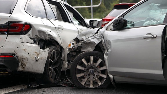 Mehrere verunfallte Pkw stehen ineinander verkeilt auf der A4 zwischen Berbersdorf und Siebenlehn. 