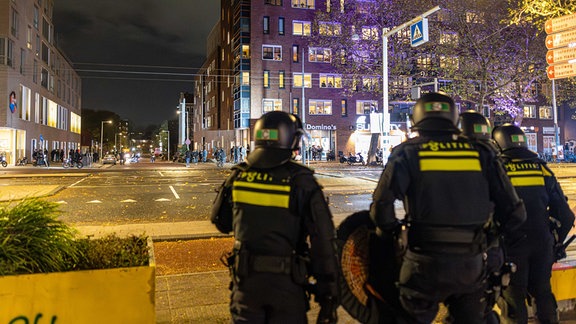 Polizisten sind in Amsterdam Nieuw-West im Einsatz. 