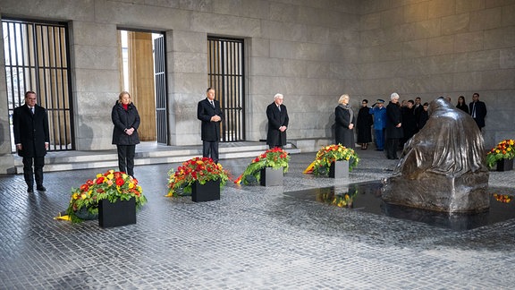 Boris Pistorius (SPD, l-r), Bundesminister der Verteidigung, Bundestagspräsidentin Bärbel Bas (SPD), Klaus Iohannis, Präsident von Rumänien, Bundespräsident Frank-Walter Steinmeier, Anke Rehlinger (SPD), Ministerpräsidentin vom Saarland, und Doris König, Vorsitzende des Zweiten Senats des Bundesverfassungsgerichts, stehen bei der Kranzniederlegung zum Volkstrauertag in der Zentralen Gedenkstätte der Bundesrepublik Deutschland für die Opfer von Krieg und Gewaltherrschaft.