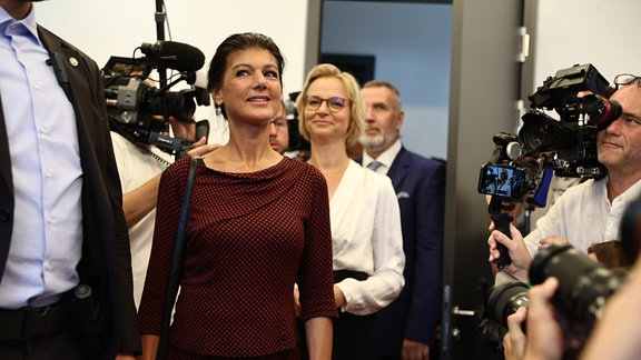 Katja Wolf (M), Landesvorsitzende und Spitzenkandidatin des Bündnis Sahra Wagenknecht (BSW) in Thüringen und Steffen Schütz, Landesvorsitzender und Spitzenkandidat des BSW in Thüringen, kommen gemeinsam mit der Parteivorsitzenden Sahra Wagenknecht nach der Prognose um 18 Uhr zur BSW-Wahlparty.