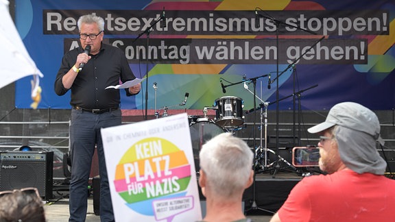 Jens-Christian Wagner,  Leiter der Gedenkstätte Buchenwald, ein Mann mit grauen Haaren, Brille und dunkler Kleidung, spricht auf der Demonstration. 