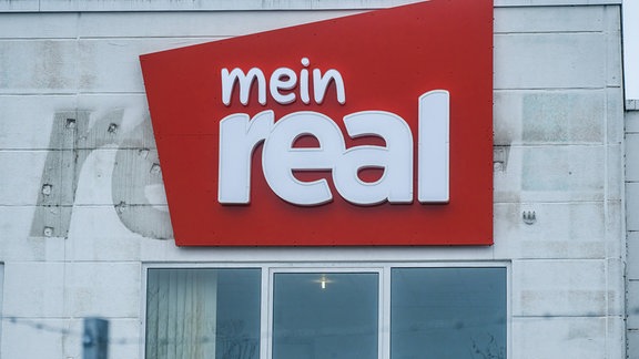 mein Real steht an einem Geschäft.