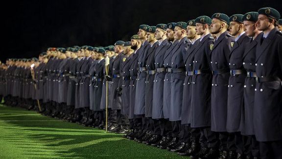 Rekrutinnen und Rekruten der Marienberger Jäger des Panzergrenadierbataillon 371 stehen zu einem Gelöbnisappell auf einem Sportplatz im Erzgebirge.