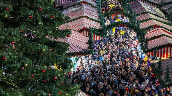 Zahlreiche Menschen warten auf die Eröffnung des Leipziger Weihnachtsmarktes und die Beleuchtung des Weihnachtsbaume