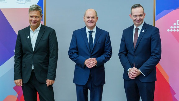 Robert Habeck (l-r, Bündnis90/Die Grünen), Bundesminister für Wirtschaft und Klimaschutz, Olaf Scholz (SPD), Bundeskanzler, und Volker Wissing (FDP), Bundesminister für Digitales und Verkehr, stehen auf dem Digital-Gipfel 2024 zusammen.