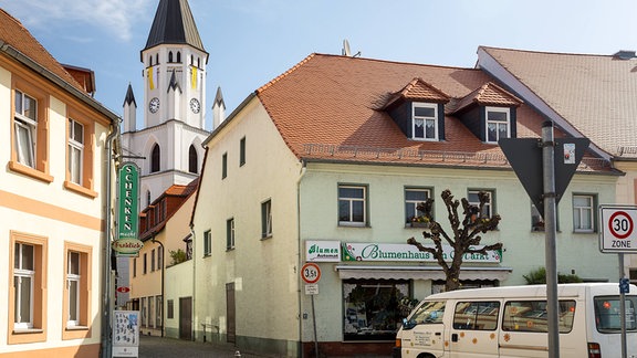 Badergasse mit Katholischer Pfarrkirche St. Mariä Himmelfahrt, Wittichenau, Sachsen