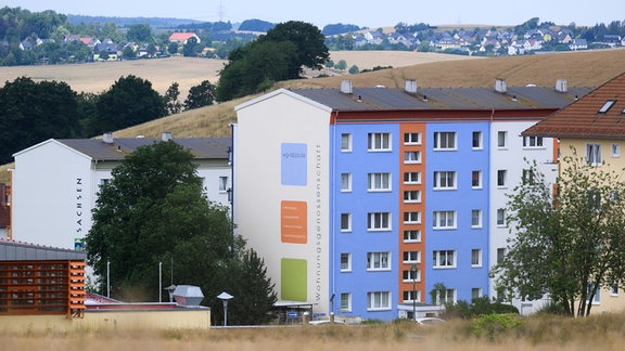 Das Logo der Wohnungsgenossenschaft Dippoldiswalde an der Fassade eines Wohnblocks