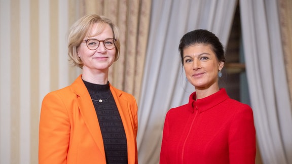 Die Politikerin Sahra Wagenknecht (BSW / Buendnis Sahra Wagenknecht), rechts, und Eisenachs Oberbuergermeisterin Katja Wolf (Die Linke), links, posieren am Abend im Weimarer Hotel Dorint fuer ein Foto. Wolf tritt zur Kommunalwahl am 26. Mai 2024 nicht wieder an. Das kuendigte die 47-Jaehrige am Freitag an. Stattdessen will sie fuer das Buendnis Sahra Wagenknecht fuer den Thueringer Landtag kandidieren.