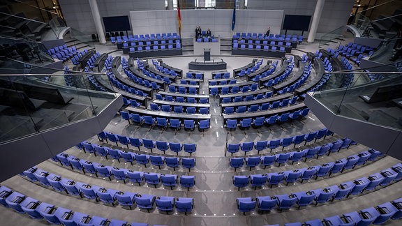 Blick in den leeren Plenarsaal im Deutschen Bundestag.