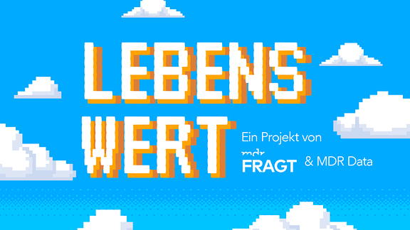 Blauer Hintergrund mit weißen Wolken, im Vordergrund die Schrift "Lebenswert"