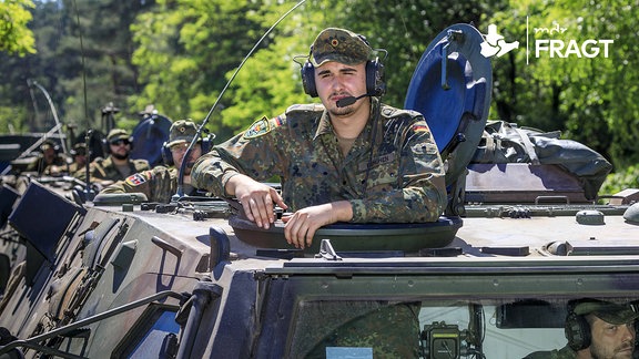 Soldaten im Transportpanzer Fuchs.