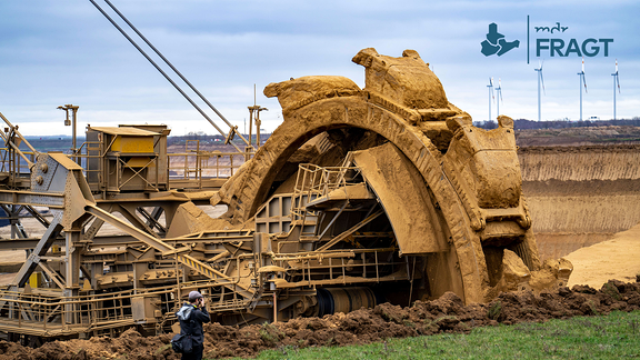 Braunkohletagebau Garzweiler 2 - Schaufelradbagger 261 beim abbaggern der Oberfläche.