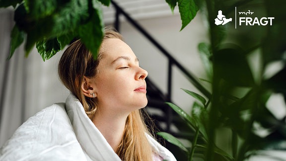 Junge Frau mit geschlossenen Augen, relaxend.