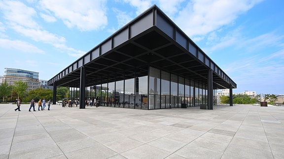 Die Neue Nationalgalerie, ein modernes Gebäude aus dunklem Stahl und Glas.