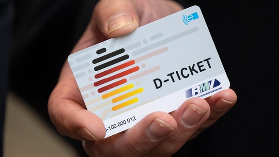 Ein Deutschlandticket im Chipkartenformat wird anlässlich des Verkaufsstarts des Deutschlandtickets im Frankfurter Hauptbahnhof auf einem Pressetermin gezeigt.